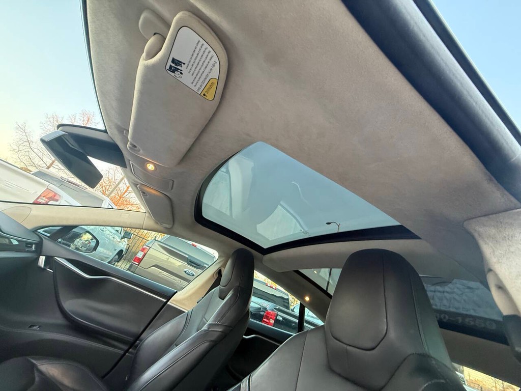 Tesla Model S Vehicle Full-screen Gallery Image 30