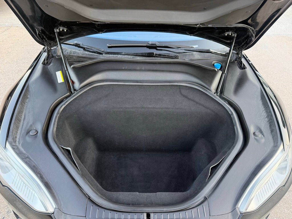 Tesla Model S Vehicle Full-screen Gallery Image 38