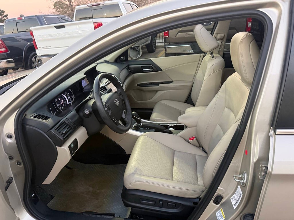 Honda Accord Sedan Vehicle Full-screen Gallery Image 07