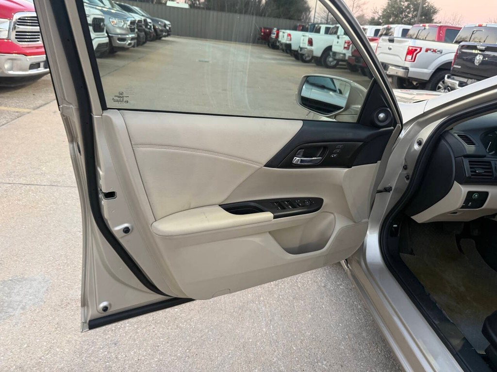 Honda Accord Sedan Vehicle Full-screen Gallery Image 08