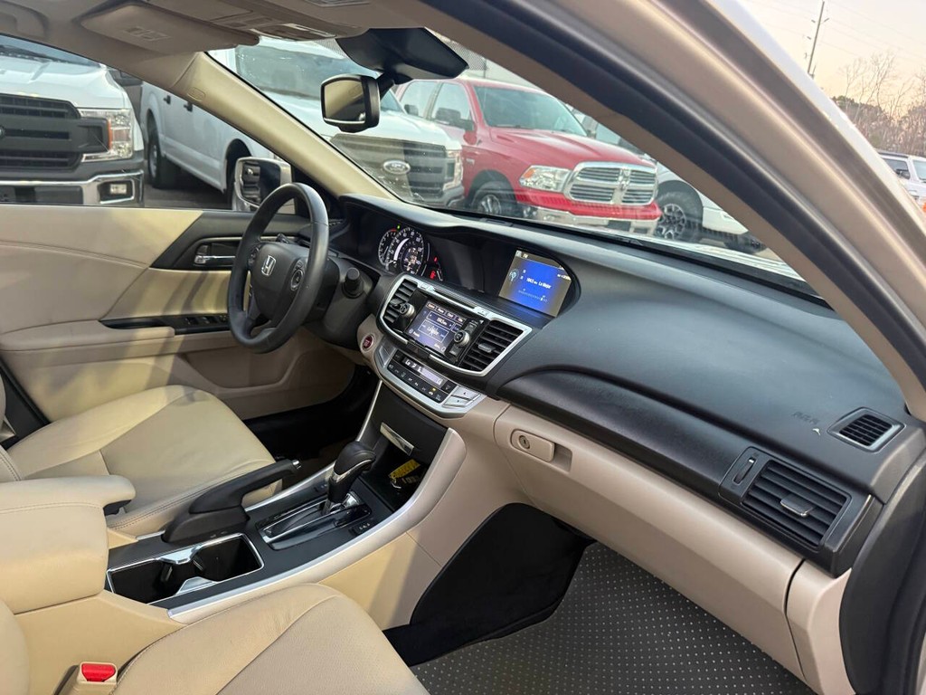 Honda Accord Sedan Vehicle Full-screen Gallery Image 09