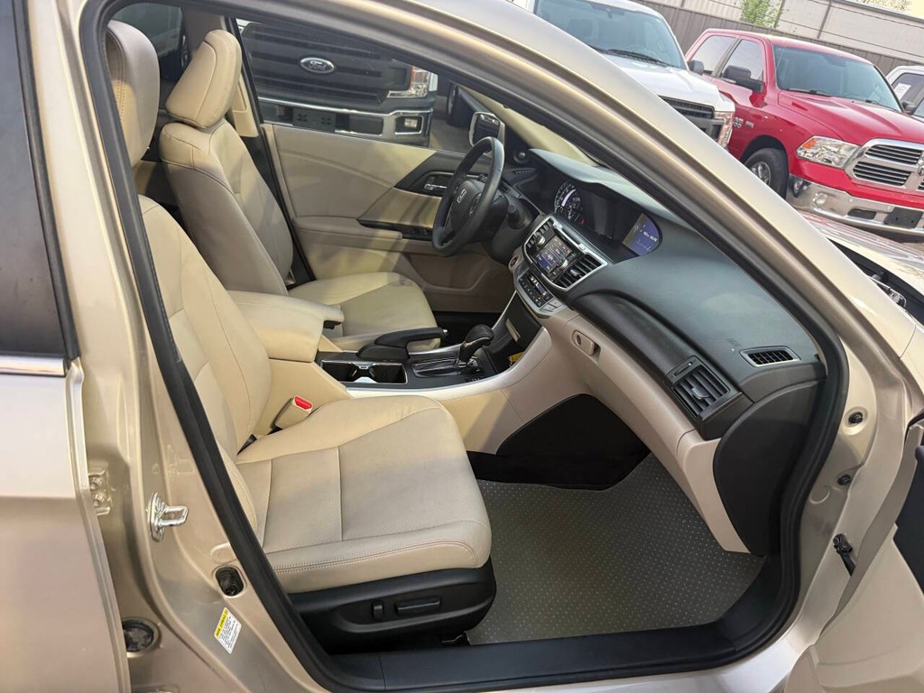 Honda Accord Sedan Vehicle Full-screen Gallery Image 10