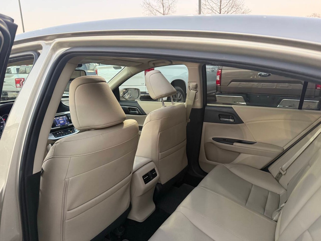 Honda Accord Sedan Vehicle Full-screen Gallery Image 12