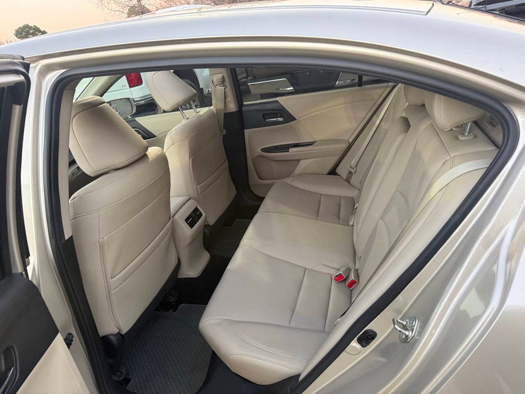 Honda Accord Sedan Vehicle Full-screen Gallery Image 13