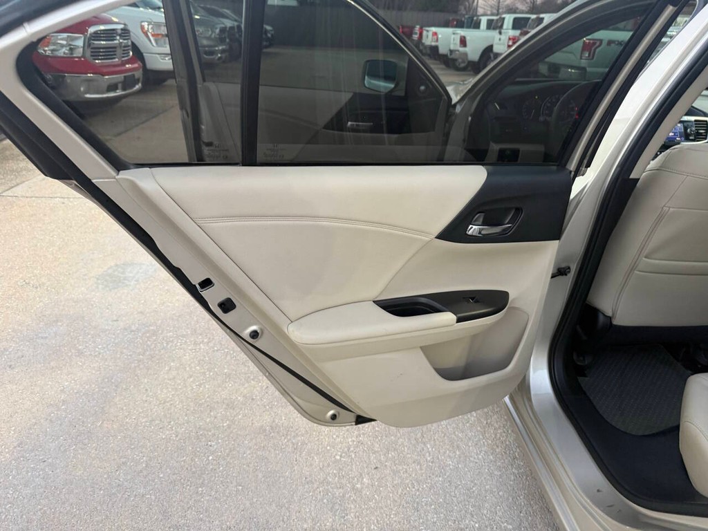 Honda Accord Sedan Vehicle Full-screen Gallery Image 14