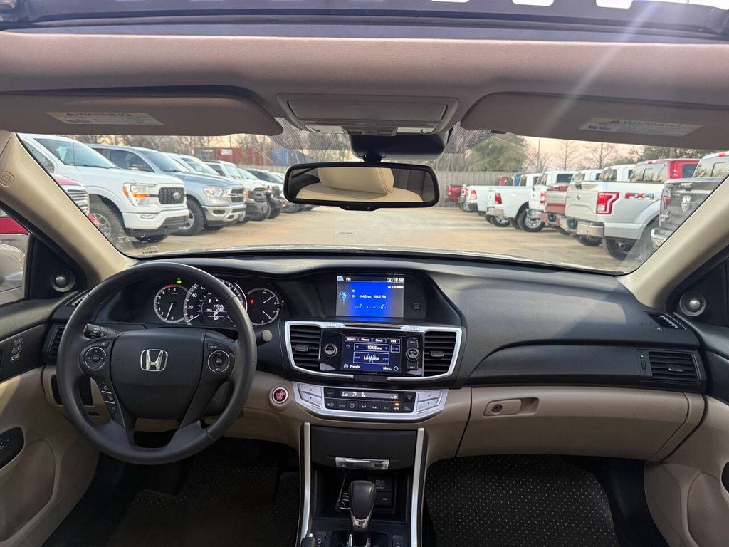 Honda Accord Sedan Vehicle Full-screen Gallery Image 17