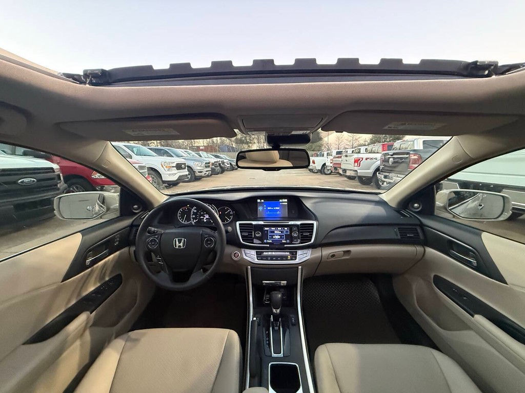 Honda Accord Sedan Vehicle Full-screen Gallery Image 18