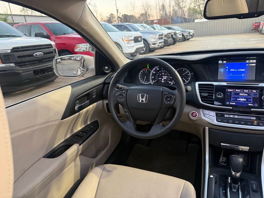 Honda Accord Sedan Vehicle Full-screen Gallery Image 19