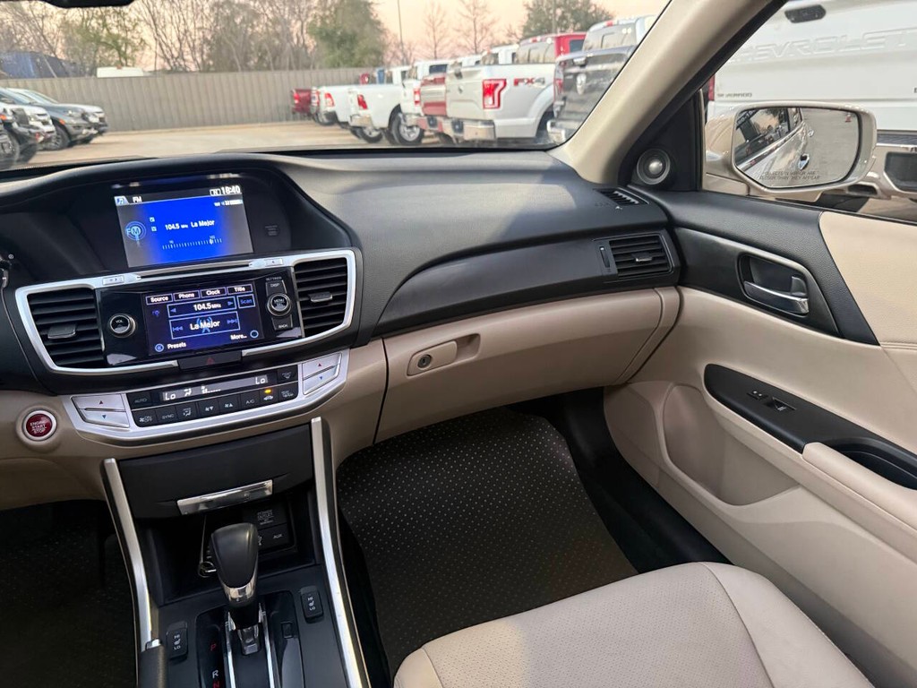 Honda Accord Sedan Vehicle Full-screen Gallery Image 20