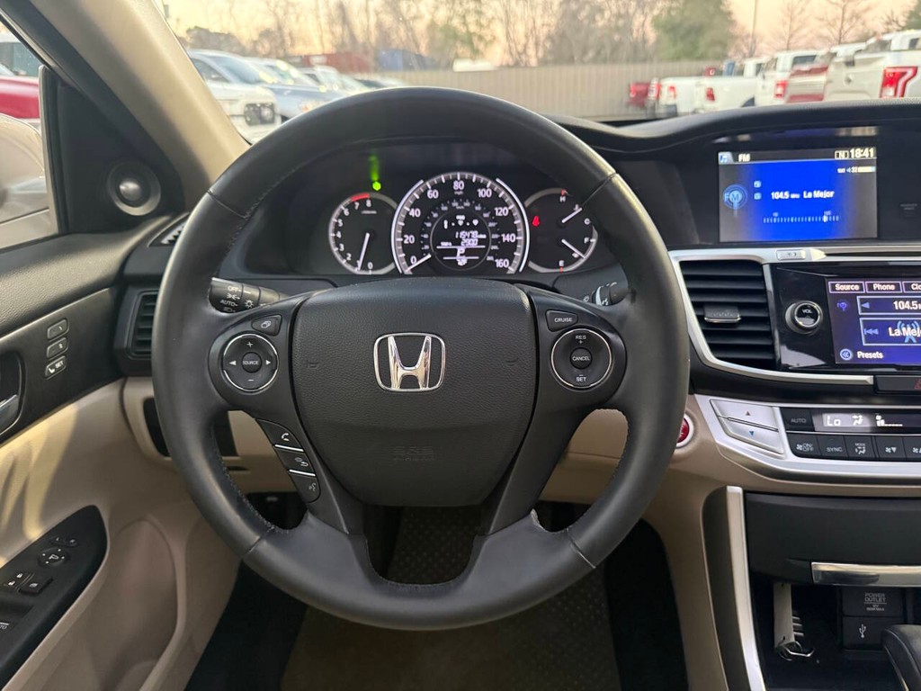 Honda Accord Sedan Vehicle Full-screen Gallery Image 22