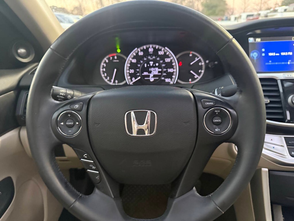 Honda Accord Sedan Vehicle Full-screen Gallery Image 23