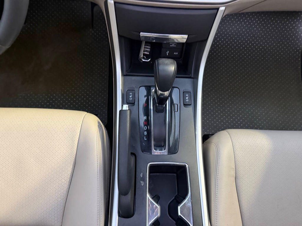 Honda Accord Sedan Vehicle Full-screen Gallery Image 29