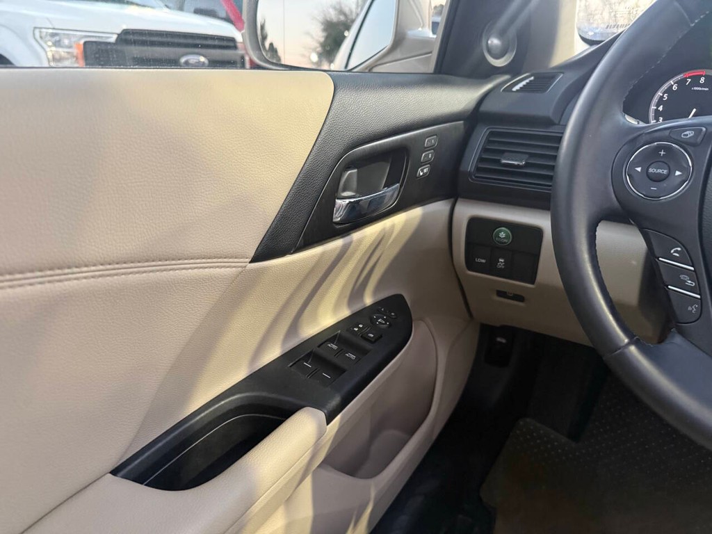 Honda Accord Sedan Vehicle Full-screen Gallery Image 30