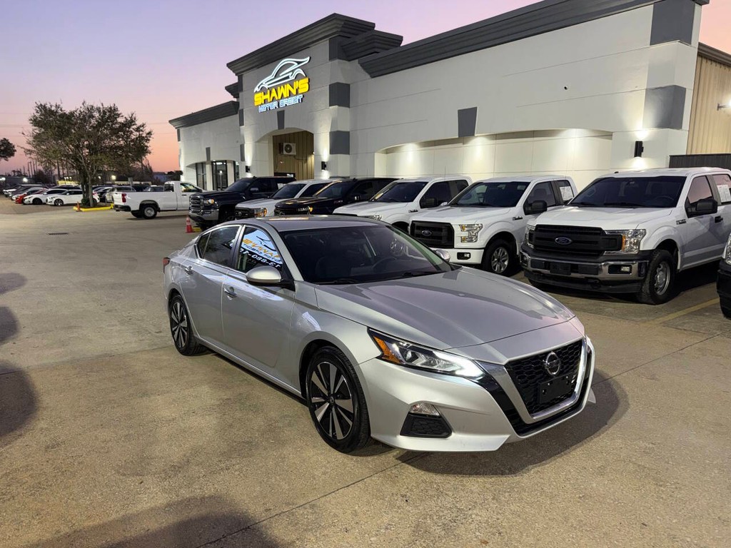 Nissan Altima Vehicle Full-screen Gallery Image 02