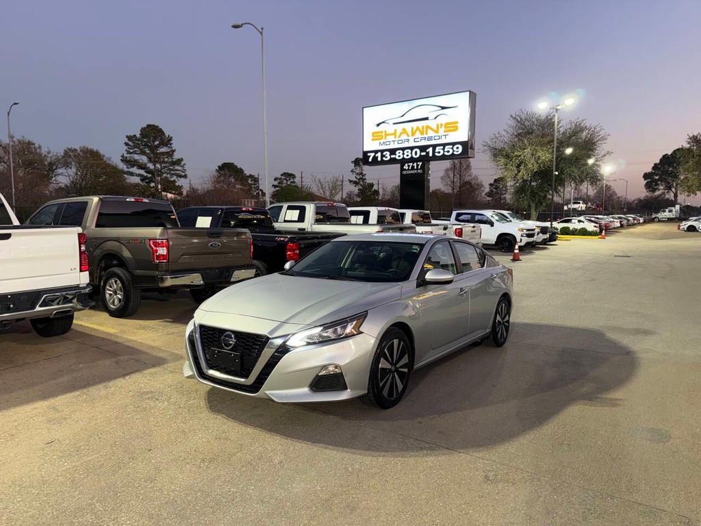 Nissan Altima Vehicle Full-screen Gallery Image 03