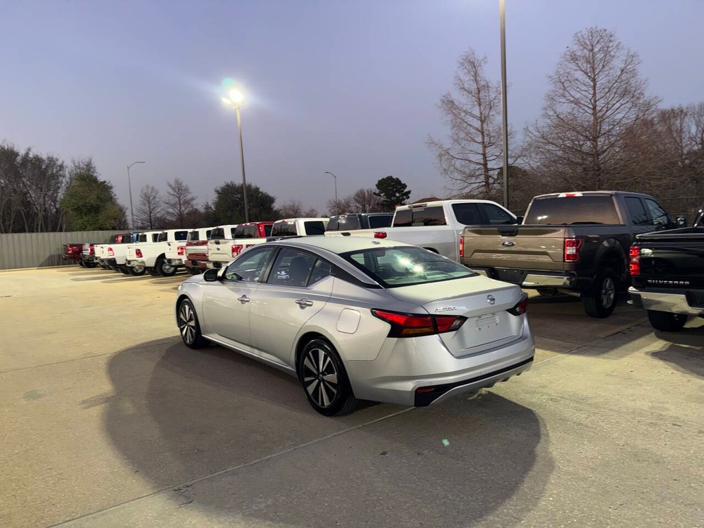 Nissan Altima Vehicle Full-screen Gallery Image 04