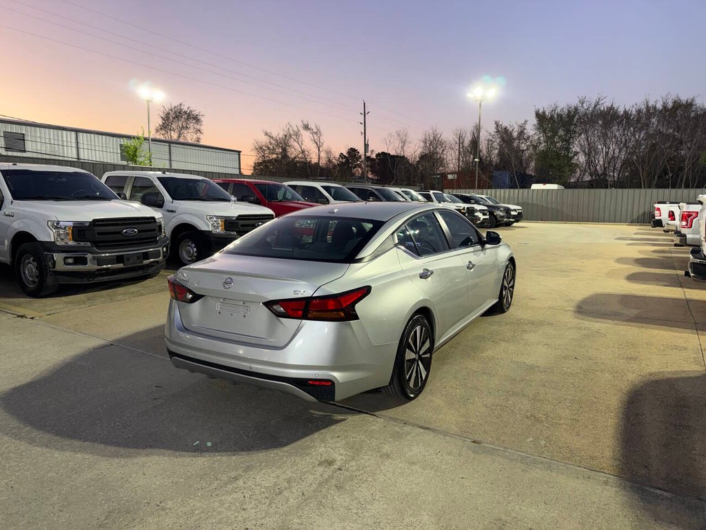 Nissan Altima Vehicle Full-screen Gallery Image 05