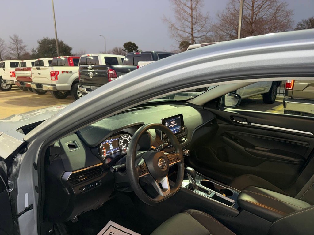 Nissan Altima Vehicle Full-screen Gallery Image 06