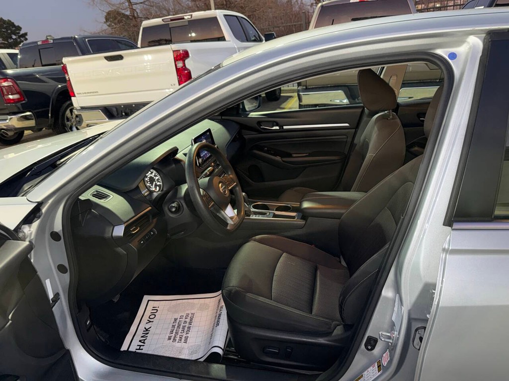 Nissan Altima Vehicle Full-screen Gallery Image 07