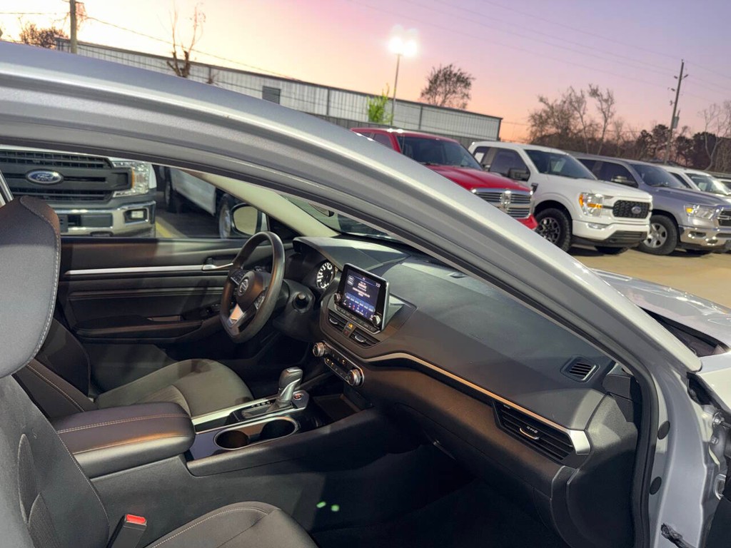 Nissan Altima Vehicle Full-screen Gallery Image 09