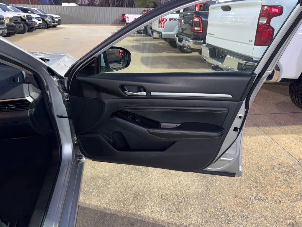 Nissan Altima Vehicle Full-screen Gallery Image 11