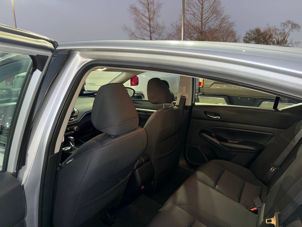 Nissan Altima Vehicle Full-screen Gallery Image 12