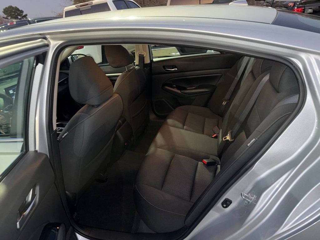 Nissan Altima Vehicle Full-screen Gallery Image 13