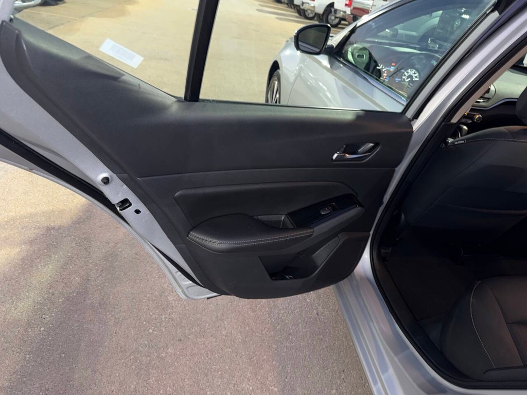 Nissan Altima Vehicle Full-screen Gallery Image 14