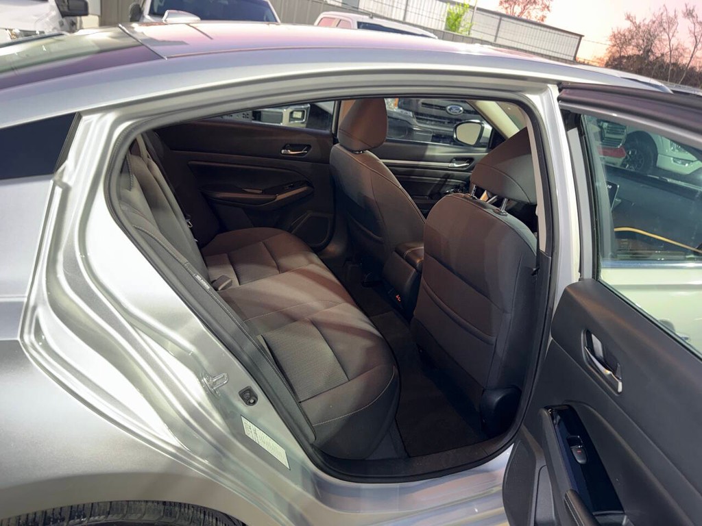 Nissan Altima Vehicle Full-screen Gallery Image 15