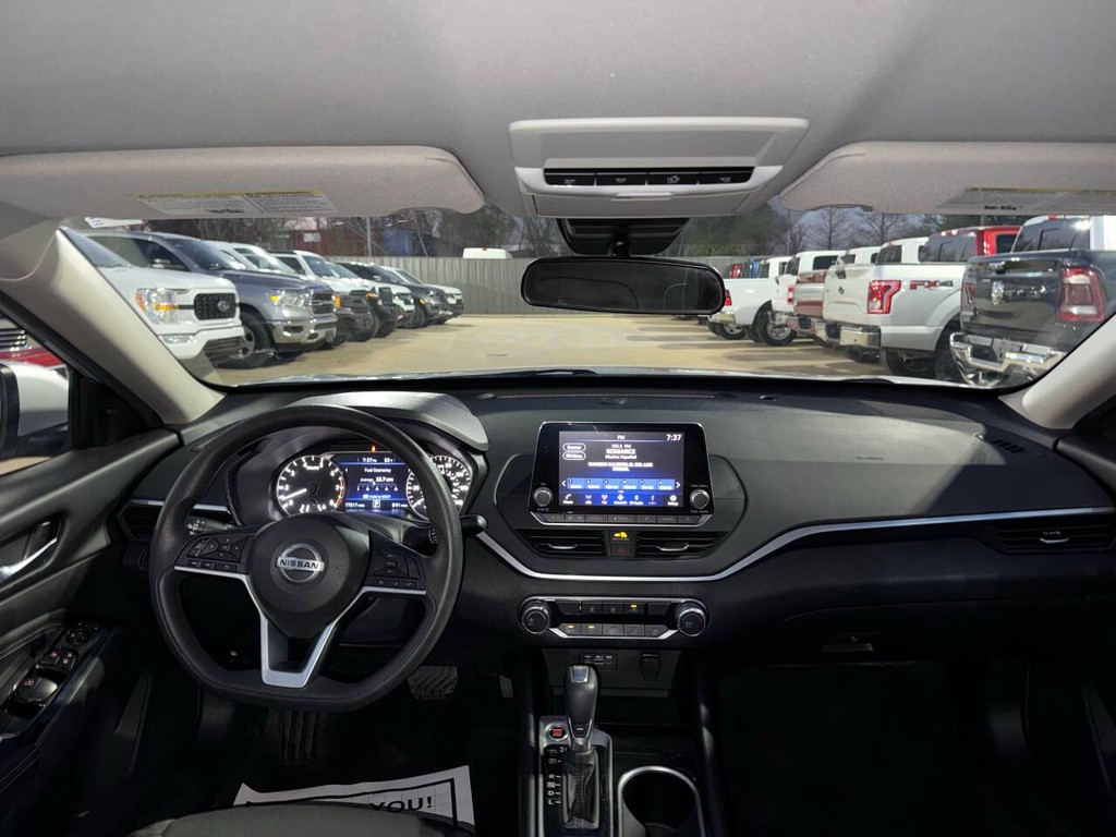 Nissan Altima Vehicle Full-screen Gallery Image 17