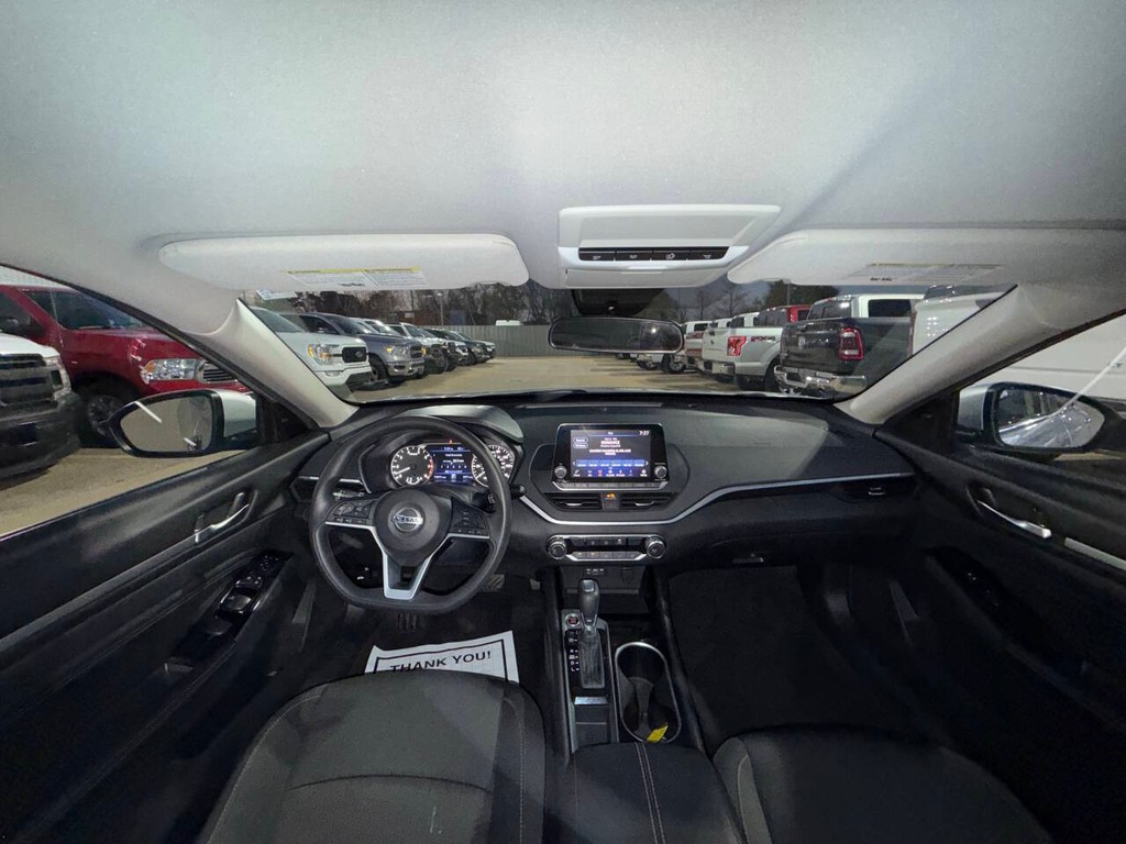 Nissan Altima Vehicle Full-screen Gallery Image 18