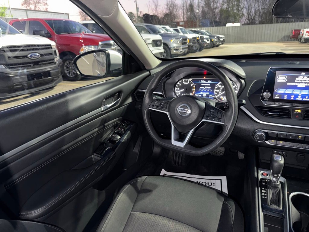 Nissan Altima Vehicle Full-screen Gallery Image 19