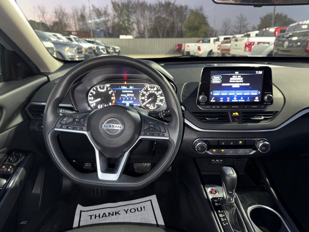 Nissan Altima Vehicle Full-screen Gallery Image 21