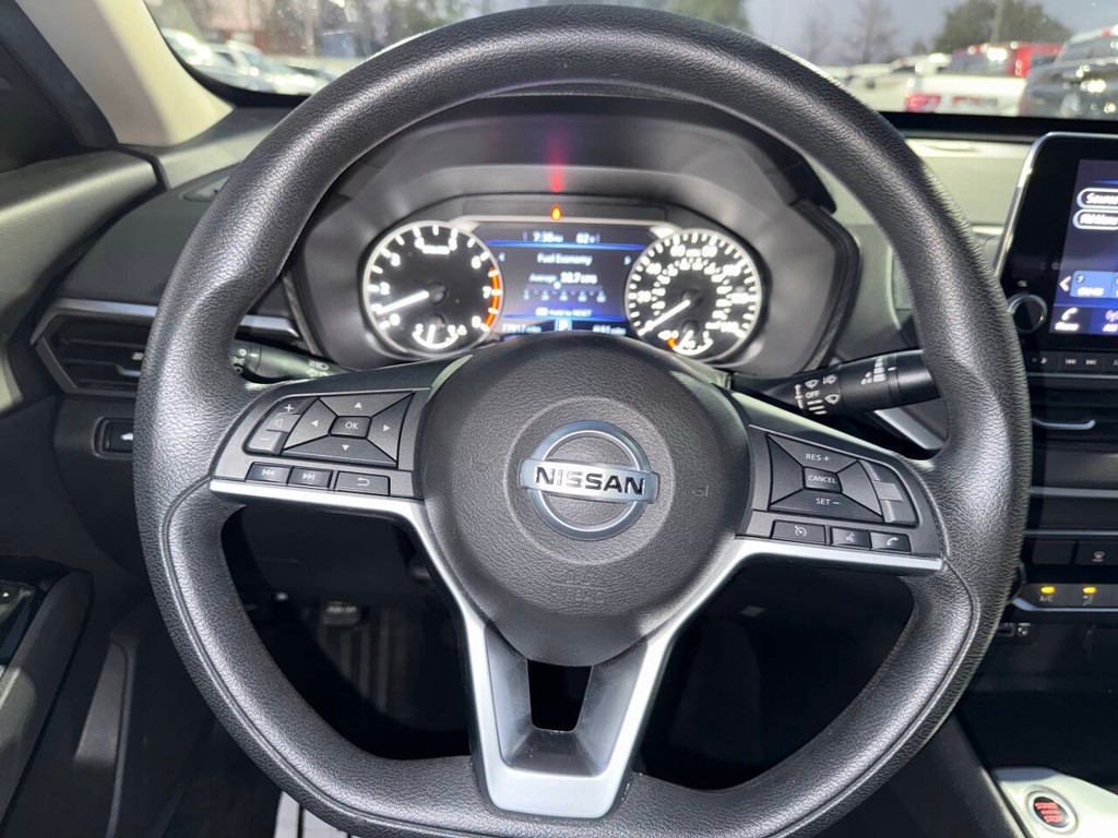 Nissan Altima Vehicle Full-screen Gallery Image 23