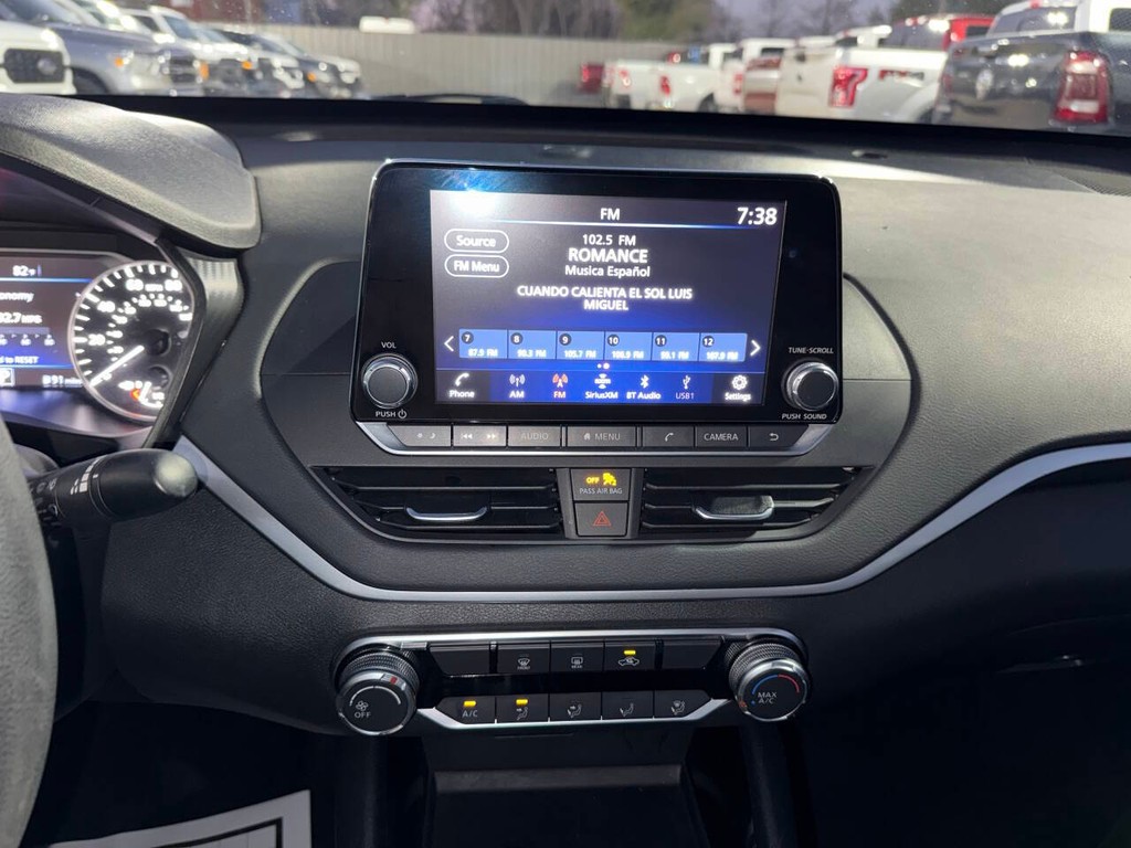 Nissan Altima Vehicle Full-screen Gallery Image 24