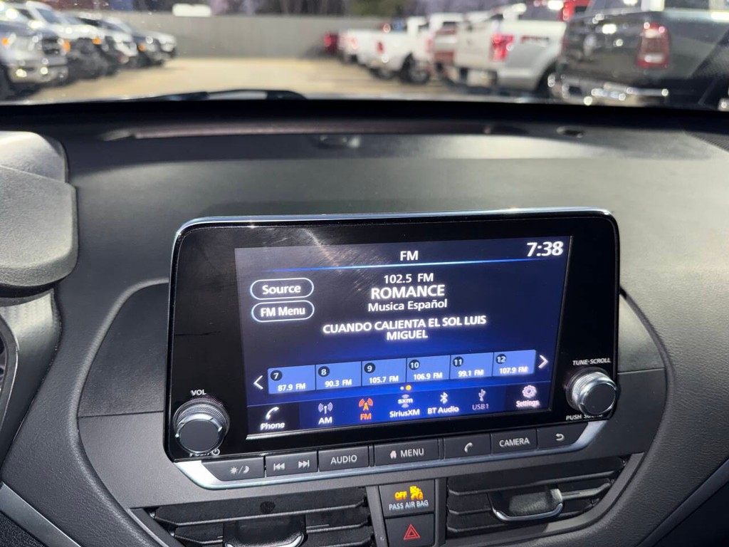 Nissan Altima Vehicle Full-screen Gallery Image 25