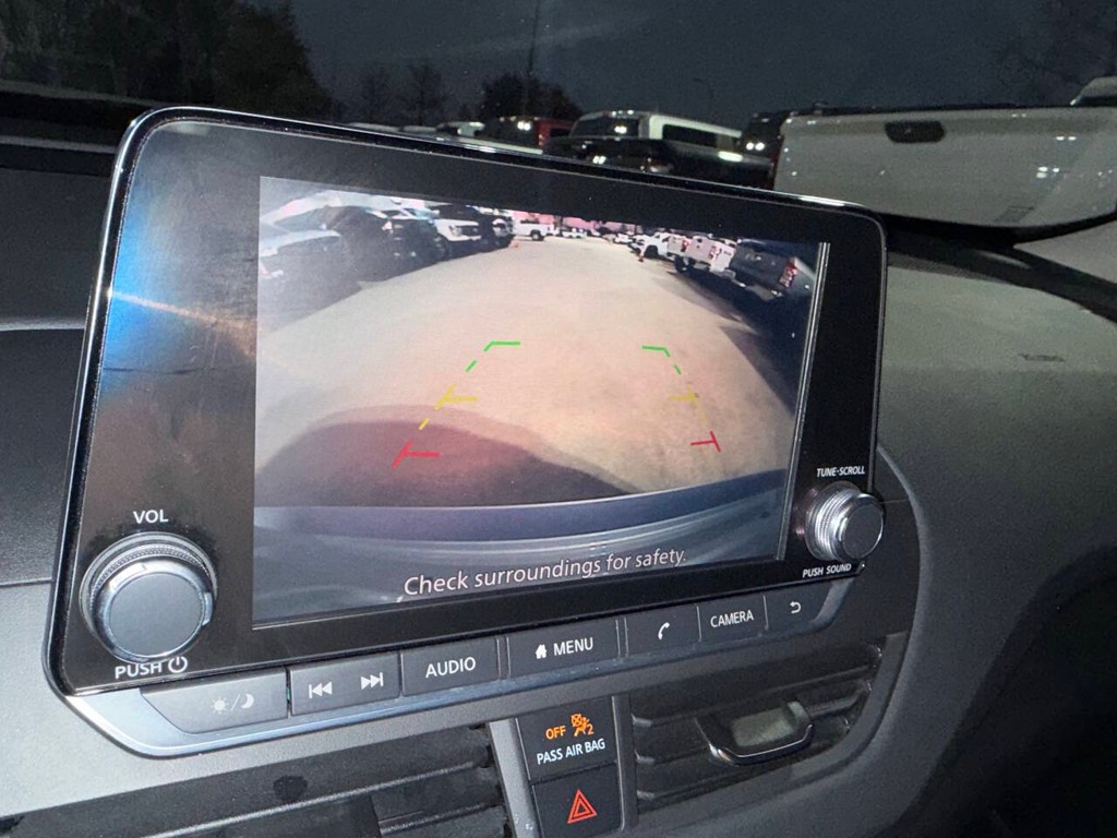 Nissan Altima Vehicle Full-screen Gallery Image 26