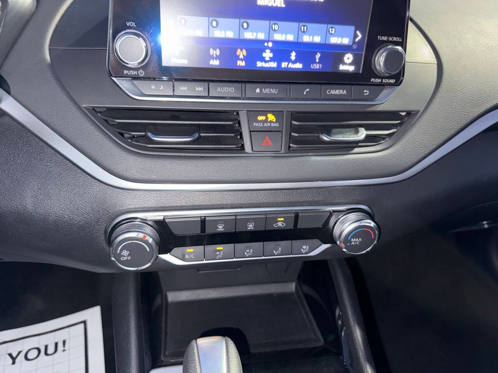 Nissan Altima Vehicle Full-screen Gallery Image 27