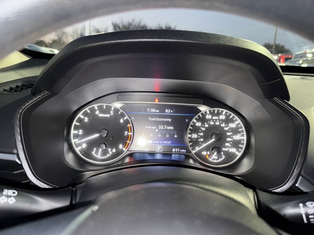 Nissan Altima Vehicle Full-screen Gallery Image 30