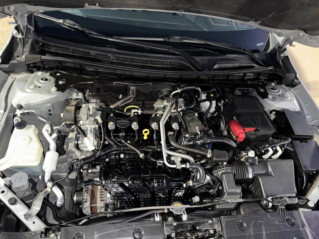 Nissan Altima Vehicle Full-screen Gallery Image 32