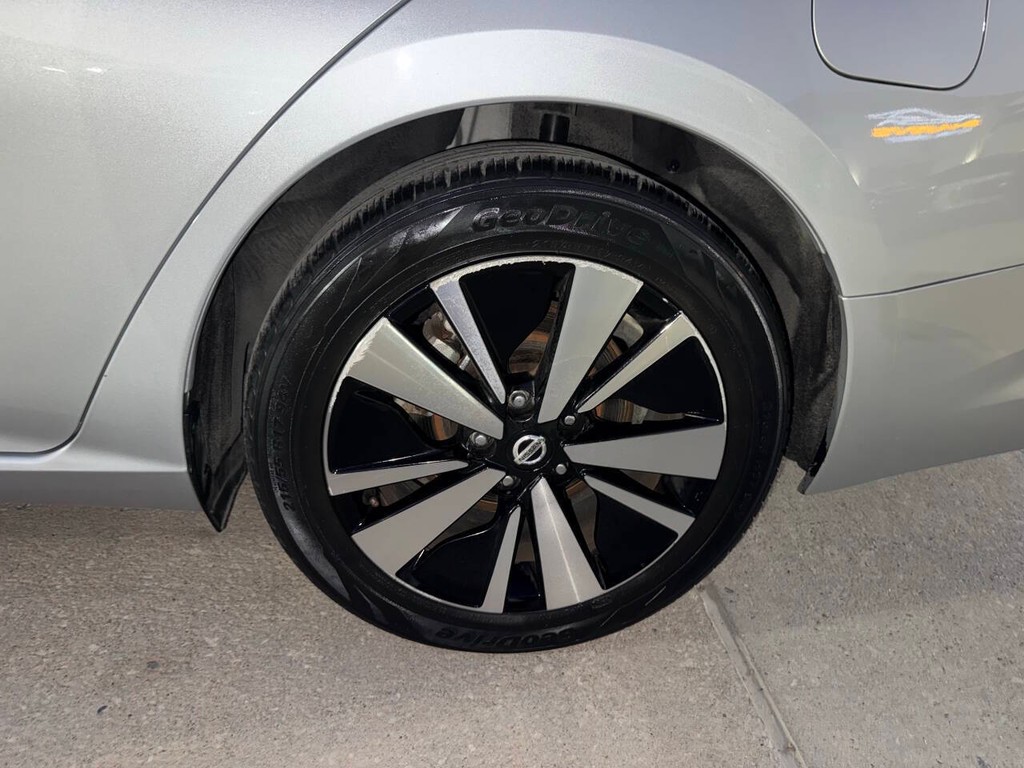 Nissan Altima Vehicle Full-screen Gallery Image 33