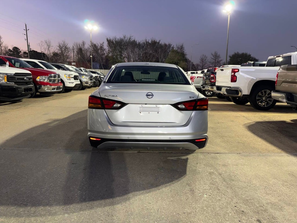 Nissan Altima Vehicle Full-screen Gallery Image 35