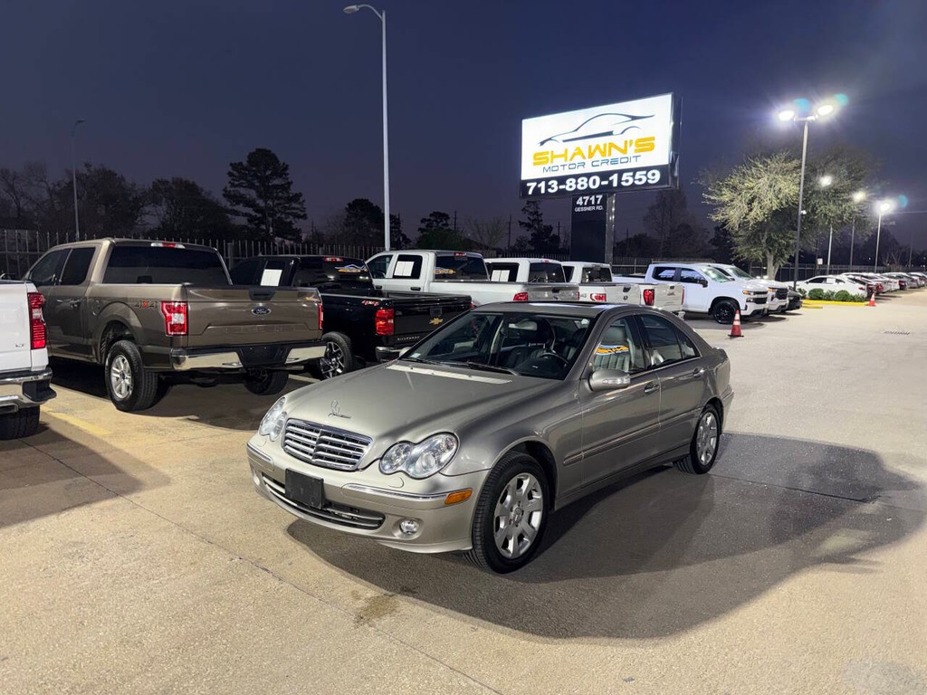 Mercedes-Benz C-Class Vehicle Full-screen Gallery Image 03