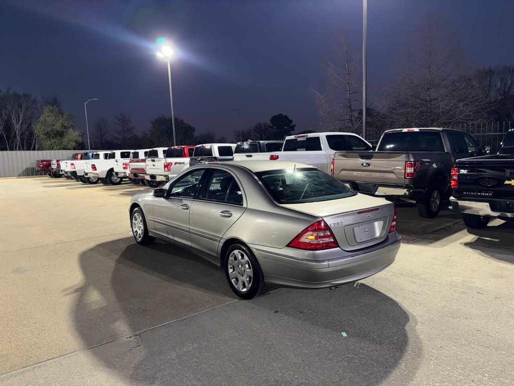 Mercedes-Benz C-Class Vehicle Full-screen Gallery Image 04