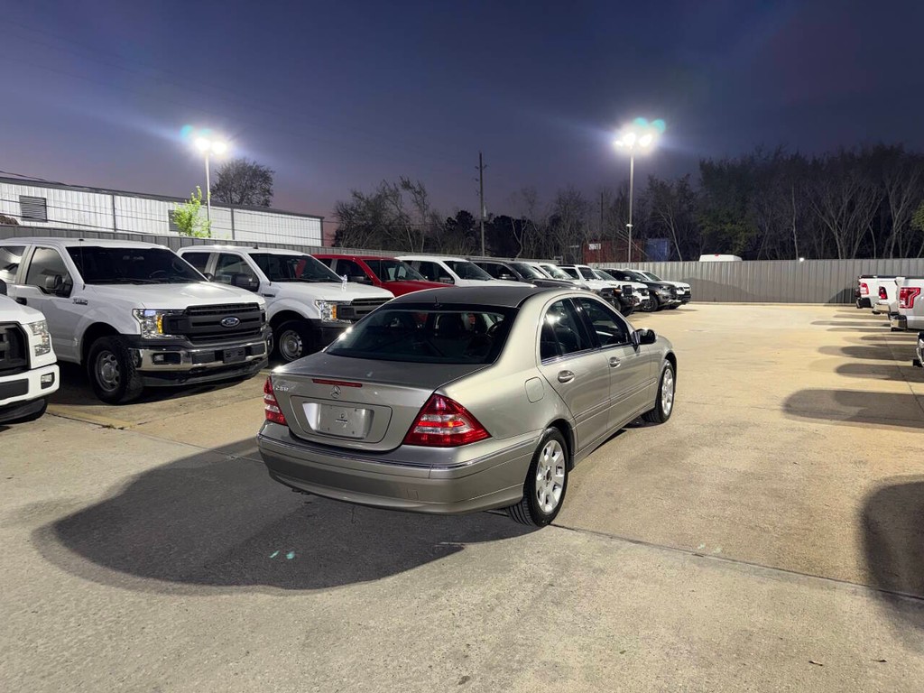 Mercedes-Benz C-Class Vehicle Full-screen Gallery Image 05