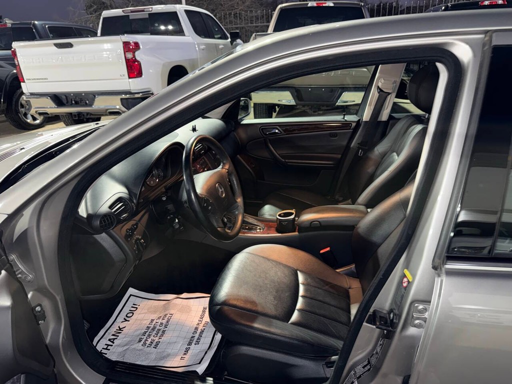 Mercedes-Benz C-Class Vehicle Full-screen Gallery Image 07