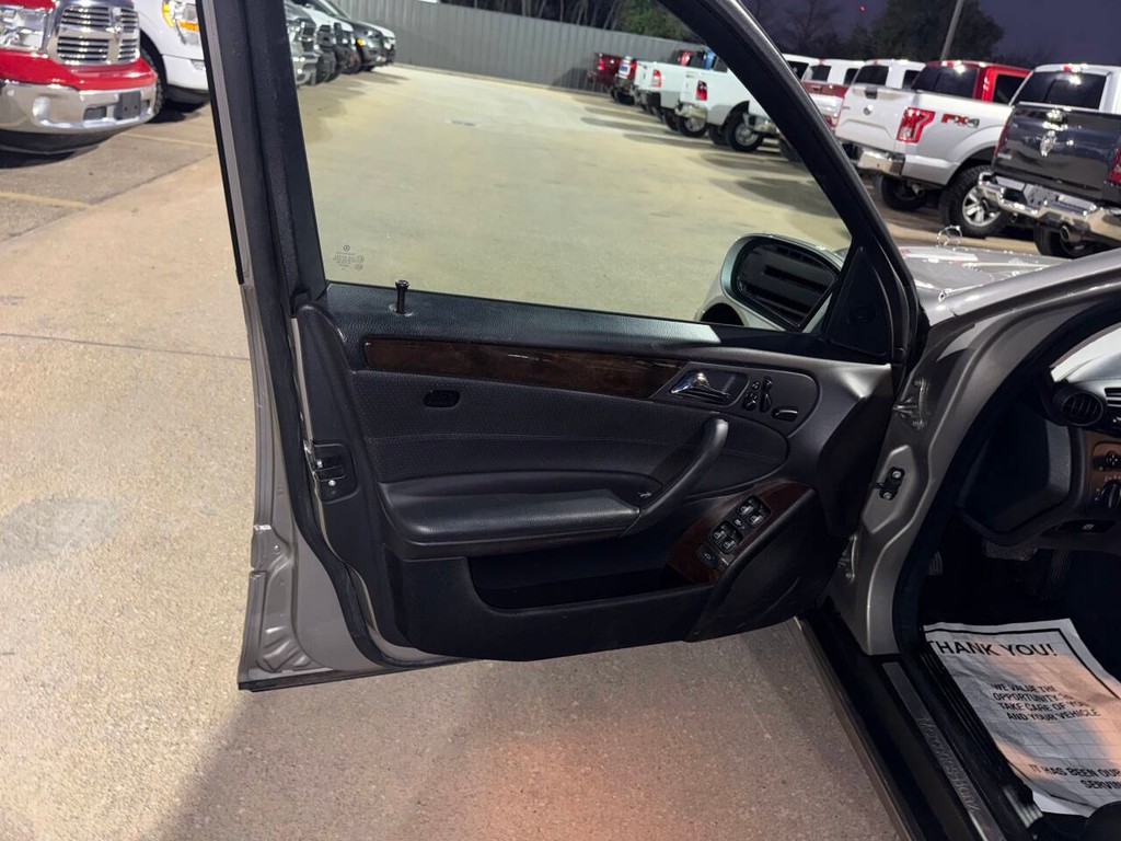 Mercedes-Benz C-Class Vehicle Full-screen Gallery Image 08