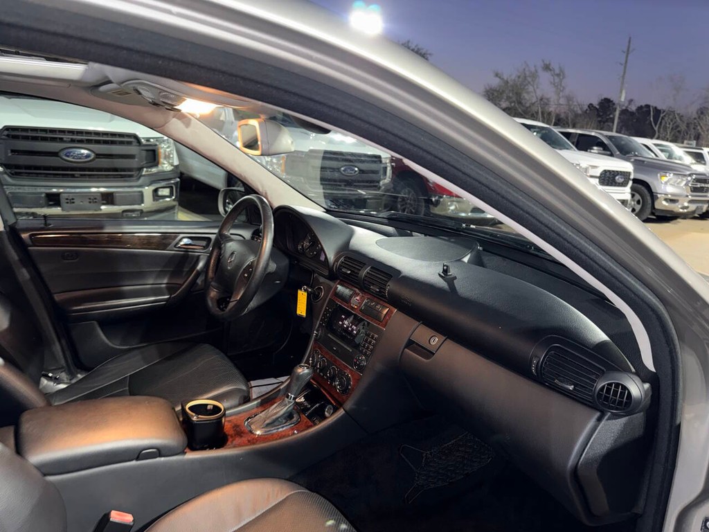 Mercedes-Benz C-Class Vehicle Full-screen Gallery Image 09