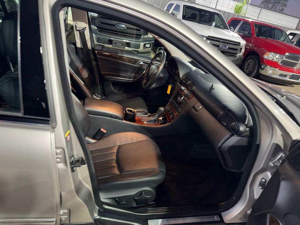 Mercedes-Benz C-Class Vehicle Full-screen Gallery Image 10