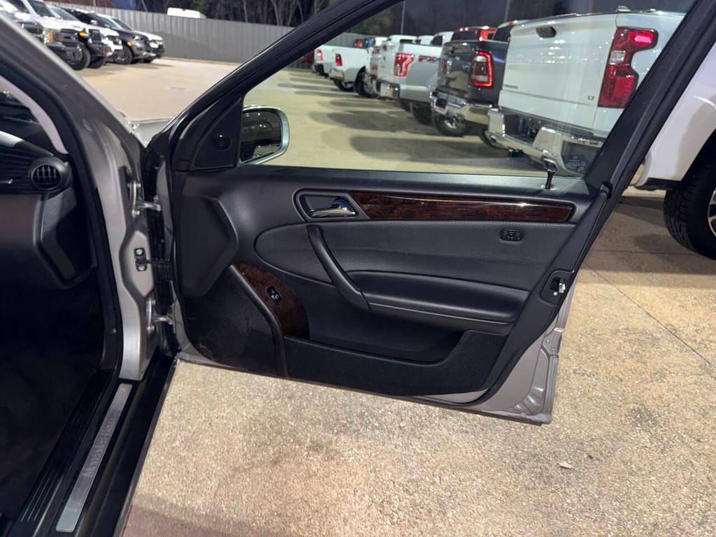 Mercedes-Benz C-Class Vehicle Full-screen Gallery Image 11